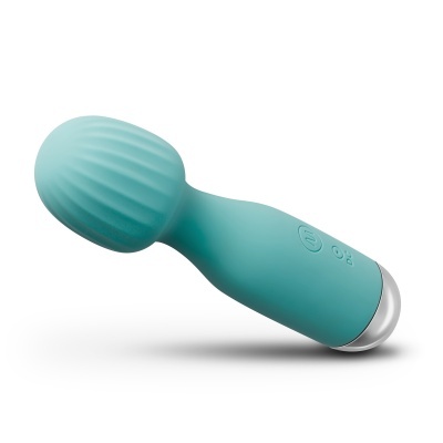 Vibrador massageador corporal azul claro com textura ondulada e botões de controlo