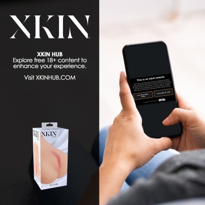 Embalagem de produto adulto XKIN RAW e telemóvel com aviso de site para maiores de 18 anos