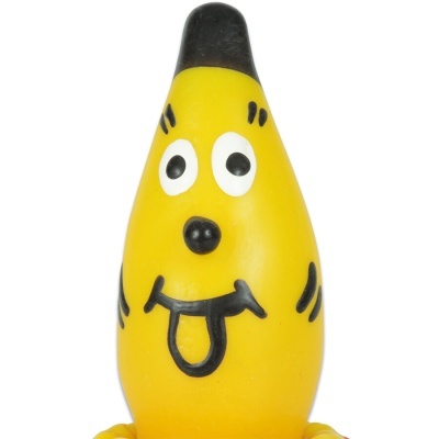 Brinquedo amarelo com rosto desenhado, língua para fora, fundo branco