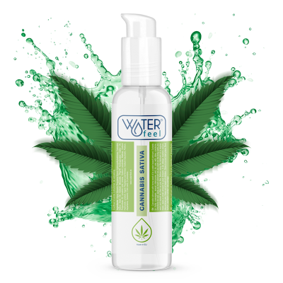 Frasco branco com doseador e etiqueta de cannabis sativa com folhas verdes ao fundo