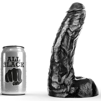 Dildo preto com textura realista ao lado de lata prateada ALL BLACK com punho fechado