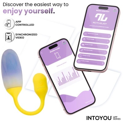 Dispositivo sexual amarelo e azul com dois smartphones mostrando app ACTIVEJOY em fundo branco