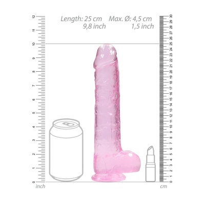Dildo cor-de-rosa transparente com textura e formato realista, com régua e gráficos de lata e batom para comparação de tamanho.