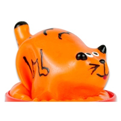 Boneco gato laranja com pintas pretas em base laranja