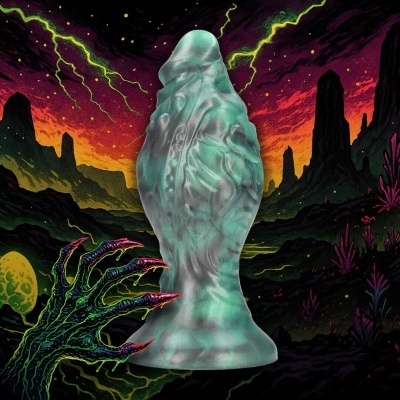 Figura decorativa translúcida azul-esverdeada com fundo fantástisco colorido