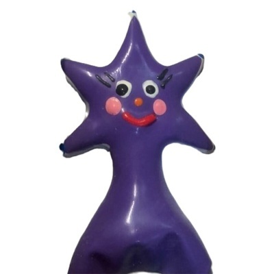 Figura estrela roxa com olhos, bochechas, nariz e sorriso pintados