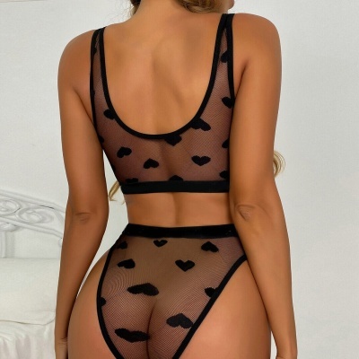 Lingerie preta em tule com corações vista de costas.