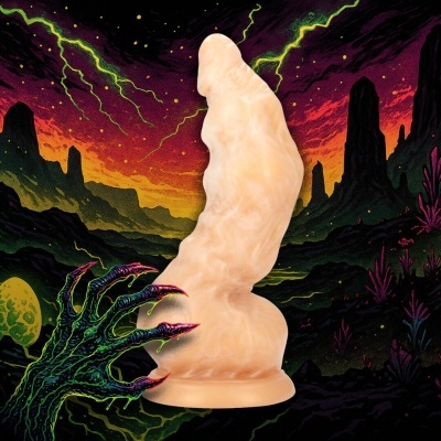 Objeto ondulado bege claro em fundo de paisagem alienígena colorida com mão monstruosa verde e preta