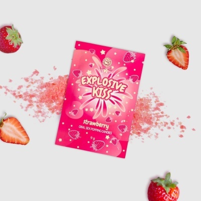 Embalagem rosa de doces effervescentes sabor morango Explosive Kiss com morangos ao redor