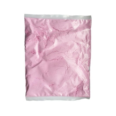 Pacote transparente com pó rosa e textura rachada