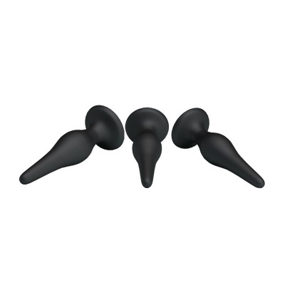Três plugues anais pretos de silicone sobre fundo branco
