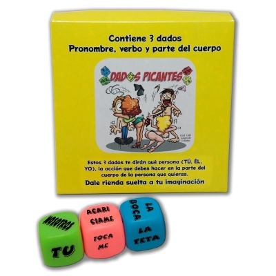 Caixa amarela de jogo com três dados coloridos impresso com palavras em espanhol