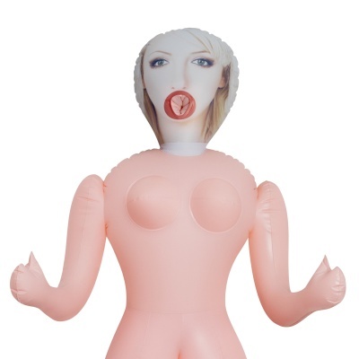 Boneca insuflável cor de pele com rosto feminino impresso, cabelo loiro, olhos verdes e lábios vermelhos
