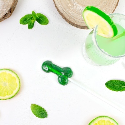 Pirulito verde em forma de haltere com bebida e hortelã