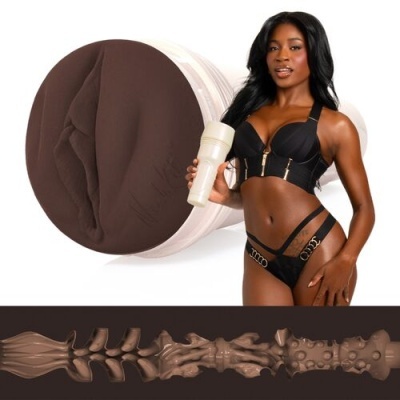 Dispositivo de massagem em tubo com textura interna e mulher de lingerie preta segurando-o