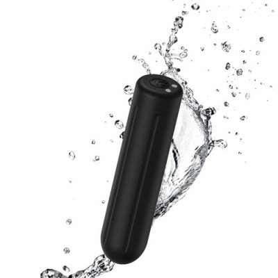 Dispositivo cilíndrico preto com respingos de água em fundo branco