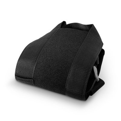 Mochila preta com alças largas e tecido resistente