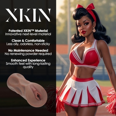 Mulher líder de torcida vestida de vermelho e branco e produto de material claro com texto promocional ao lado