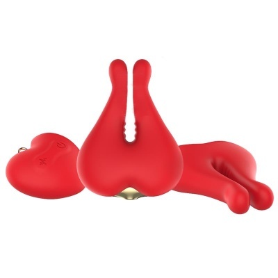 Produtos em silicone vermelho com formas orgânicas e controle em coração