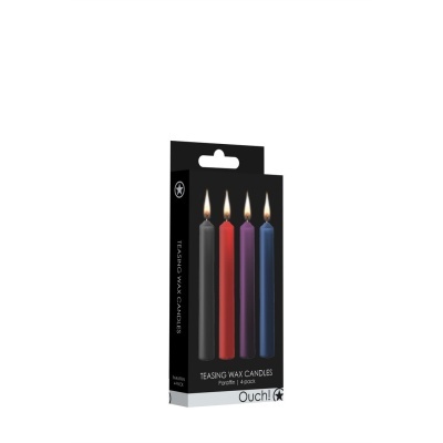 Caixa com quatro velas coloridas acesas, preto, vermelho, roxo e azul