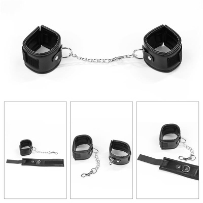 Conjunto de algemas pretas em couro com corrente metálica.