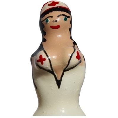Figura decorativa de cerâmica de enfermeira com vestido branco e touca com cruz vermelha.