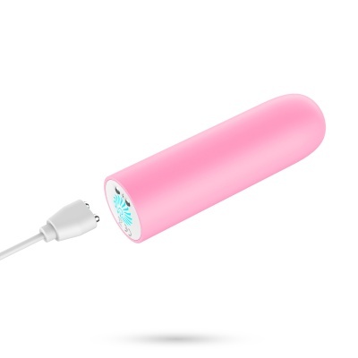 Bateria portátil rosa com cabo de carregamento branco.