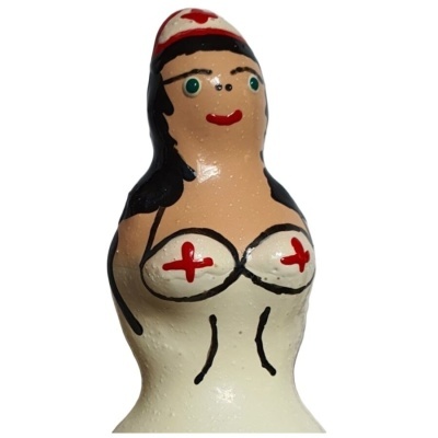 Boneca de cerâmica pintada à mão representando uma enfermeira com touca branca e vermelha.