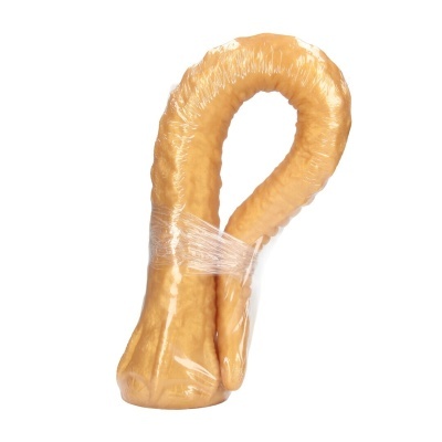 Biscoito em forma de ferradura embrulhado em plástico transparente