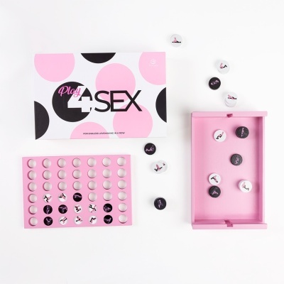 Jogo de tabuleiro Play 4 Sex com tabuleiro rosa e peças em preto e branco com figuras de posições desenhadas