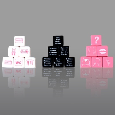 Cubos de jogo empilhados com desenhos e texto em branco, rosa e preto