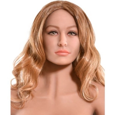 Manequim feminino com cabelo ondulado castanho claro e pele clara