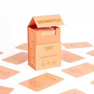 Jogo de cartas SEXMATCH ROLEPLAY EDITION cor de laranja com cartas espalhadas e fundo branco