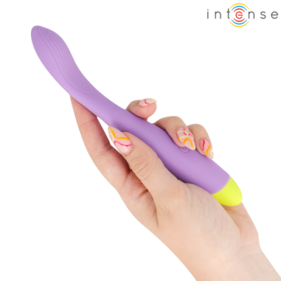 Mão segurando vibrador lilás com ponta amarela em fundo branco
