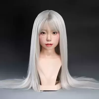 Busto de manequim com cabelo loiro platinado longo e liso