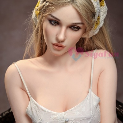 Boneca realista com vestido branco e bandana bege com flores amarelas