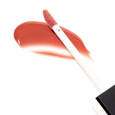 Batom líquido rosa coral com aplicador branco e tampa preta
