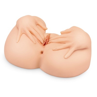 Simulação em silicone de metade inferior do corpo humano com mãos na zona íntima