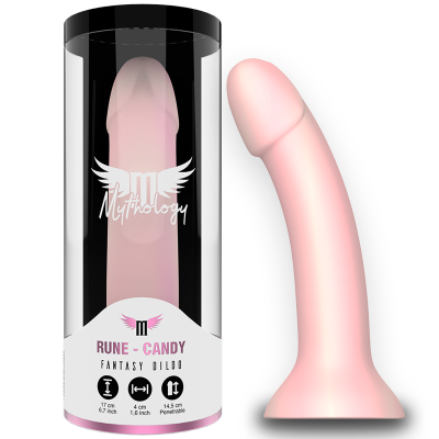 Dildo cor de rosa claro próximo da embalagem transparente com texto Mythology e informações do produto