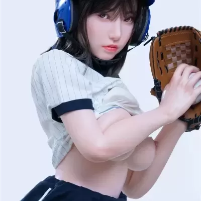 Boneca realista com roupa de beisebol e capacete azul segurando luva e bola de beisebol