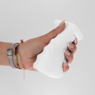 Mão segura aparelho branco com rebordos ondulados
