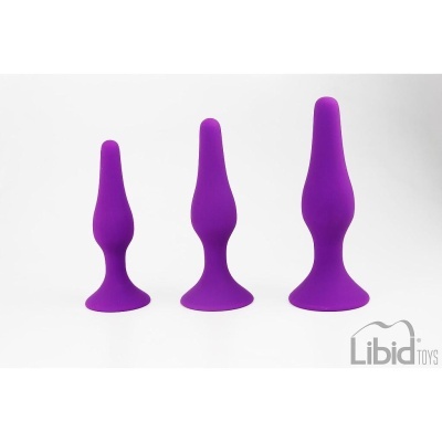 Três plugs anais roxos de silicone em diferentes tamanhos