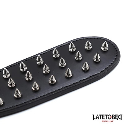 Pulseira preta com tachas metálicas cone