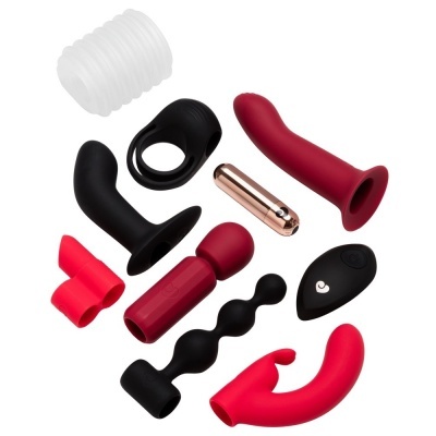 Conjunto de acessórios eróticos de silicone em várias formas e cores sobre fundo branco