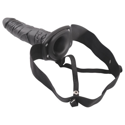 Dildo preto com cinto elástico ajustável para uso sexual.