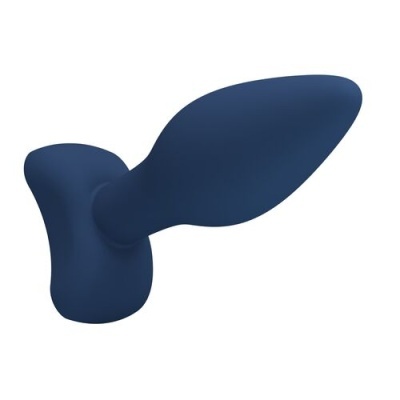 Plug anal azul escuro de silicone com base larga sobre fundo branco