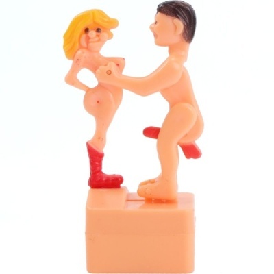 Figura plástica de casal nu com base retangular cor de pele