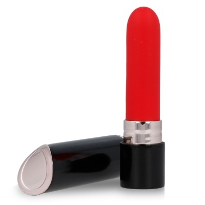 Batom vermelho com embalagem preta e detalhes prateados