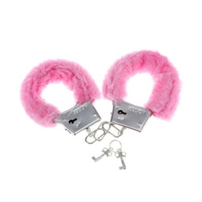 Algemas metálicas com pelúcia rosa e chaves prateadas