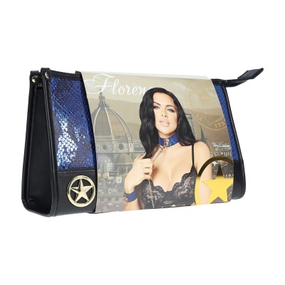 Bolsa preta e azul com imagem de mulher em vestido rendado e decoração de estrela dourada